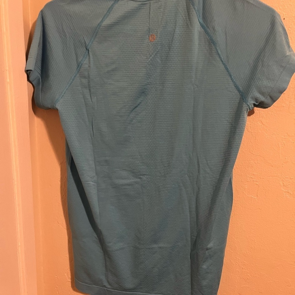 🍋LULULEMON Blue Short Sleeve Athletic Shirt - Picture 3 of 4